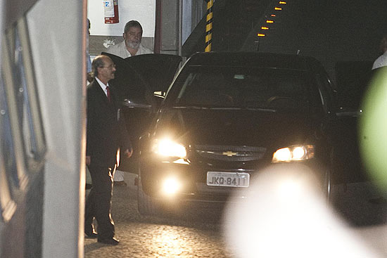 O ex-presidente Lula deixa o hospital Srio Libans em So Paulo aps diagnstico de cncer na laringe