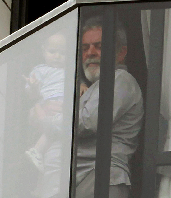 Lula descansa em sua casa em São Bernardo e aparece na sacada com o neto Pedro no colo