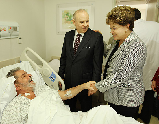A presidente Dilma Rousseff e o ministro Guido Mantega (Fazenda) visitam o ex-presidente Lula no hospital