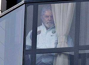 O ex-presidente Lula foi fotografado na janela de seu apartamento em São Bernardo; ele fez sua 1ª sessão de químio