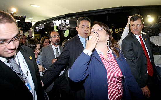 Kátia Abreu saiu escoltada por seguranças e mandou beijos para os manifestantes contra o Código Florestal