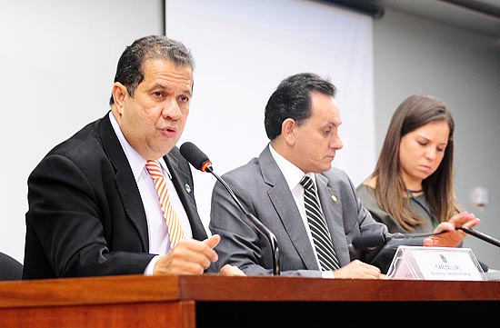 Ministro Carlos Lupi fala em comissão na Câmara