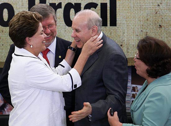 Dilma cumprimenta o ministro da Fazenda, Guido Mantega na cerimônia de sanção da lei que altera o Supersimples