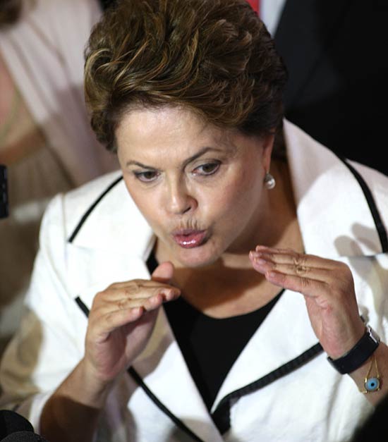 Dilma dá entrevista após participar no Palácio do Planalto da cerimônia de sanção da lei que altera o Supersimples