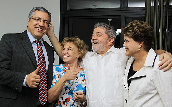 Ministro da Saúde, Alexandre Padilha (à esq.) e Dilma Rousseff (à dir.) visitam Lula e Marisa em São Bernardo