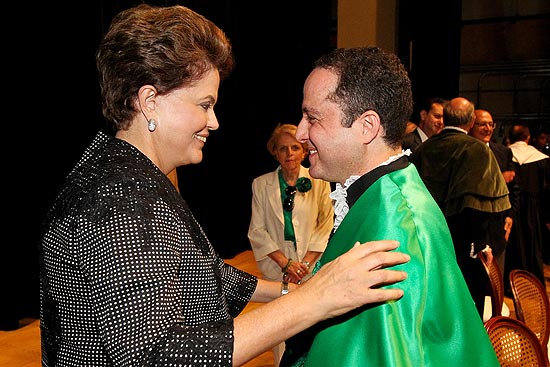 Dilma durante a posse de Roberto Kalil como titular do departamento de Cardiopneumologia da USP
