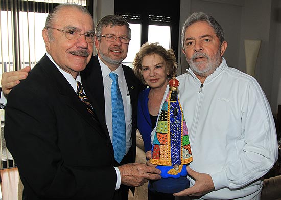 Da esq. para direita: Sarney, Marco Maia, Marisa e Lula seguram imagem de santa durante visita