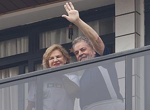 Lula e sua mulher, Marisa Letcia, aparecem na sacada de seu apartamento no ABC