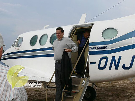 Lupi desembarca de avião que, segundo a revista "Veja", foi "providenciado" por empresário
