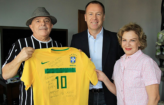 Lula e Marisa mostram camisa 10 recebida pelo técnico Mano Menezes