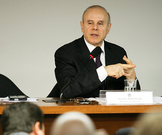 O ministro Guido Mantega fala diante de comissão da Câmara dos Deputados, em 2011 