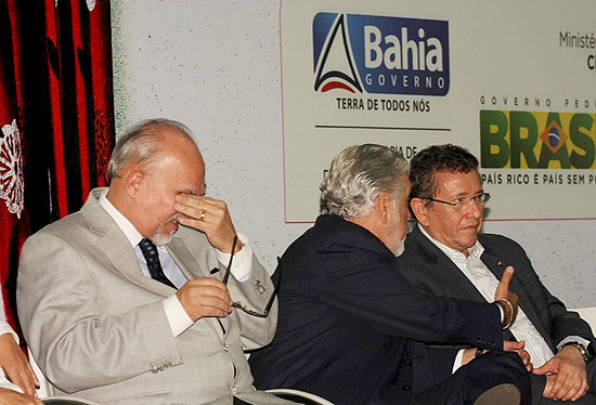 Ministro das Cidades, Mário Negromonte, chora em evento do governo em Salvador, na Bahia