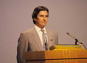 O então candidato à Presidência da República Fernando Collor de Mello em debate em 1989 com as pastas que, segundo Boni, estavam vazias