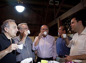 Geraldo Alckmin (centro) toma café com os pré-candidatos do PSDB à Prefeitura de São Paulo em padaria da zona sul