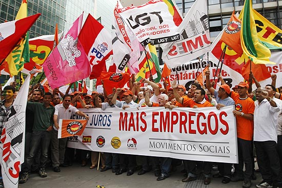Manifestantes protestam contra os juros no Brasil