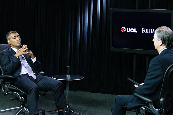 Fernando Rodrigues (à dir.) entrevista o deputado federal Romário