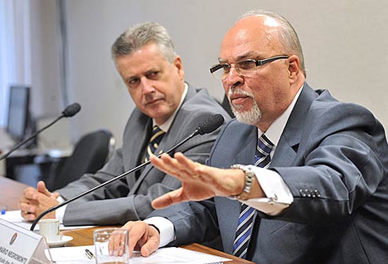 O ex-ministro das Cidades, Mário Negromonte, presta depoimento no Senado em dezembro de 2011