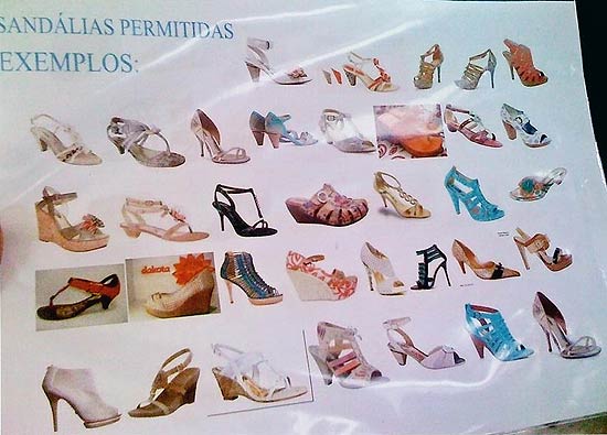 Cartaz com as sandálias 'recomendadas' pelo STJ
