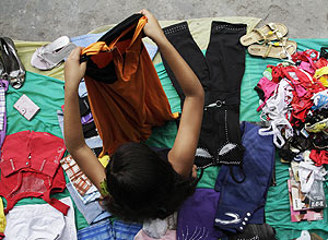 Menina menor de 10 anos vende roupas em feira de Manaus