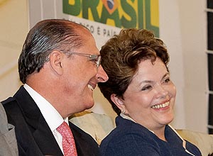 Dilma Rousseff ao lado de Geraldo Alckmin durante assinatura do termo de adesão ao programa Minha Casa, Minha Vida por SP