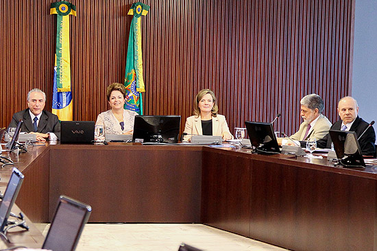 O vice Michel Temer (esq.), a presidente Dilma Rousseff e os ministros Gleisi Hoffmann (Casa Civil), Celso Amorim (Defesa) e Guido Mantega (Fazenda) durante reunião no Palácio