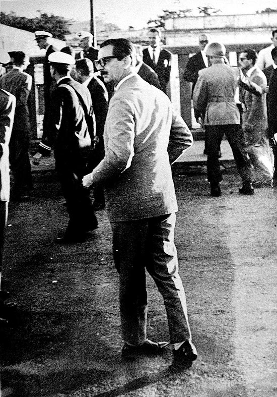 O presidente Jânio Quadros em foto clássica em que "cruza as pernas", em 1961, imagem vencedora do Prêmio Esso de Fotografia de 1962