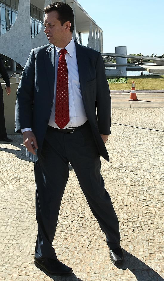 O prefeito já havia sido flagrado em pose semelhante no ano passado, em uma visita a Brasília