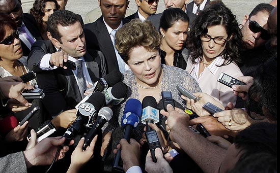 Dilma Rousseff fala a jornalistas em visita em Havana, sem tratar sobre direitos humanos no país