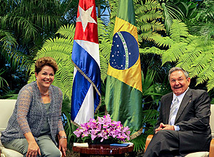 Presidente Dilma Rousseff durante reunião com o ditador cubano Raúl Castro