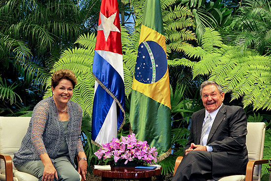 A presidente Dilma Rousseff durante reunião privada com ditador cubano Raul Castro