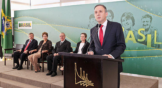 O ministro Aguinaldo Ribeiro discursa durante sua posse