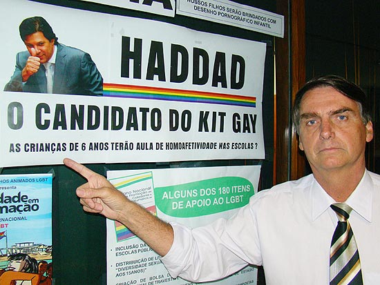 Jair Bolsonaro mostra cartaz em seu gabinete