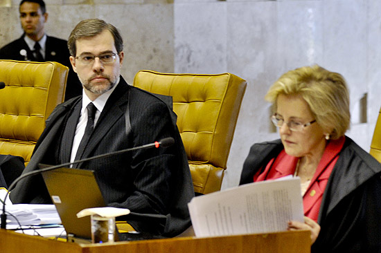 Rosa Weber é observada por Dias Toffoli enquanto lê seu voto durante sessão do Supremo sobre a Ficha Limpa; placar está em 4 a 1 pela validade da lei