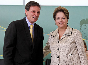 Crivella ao lado da presidente Dilma durante sua posse no Ministro da Pesca e Aquicultura