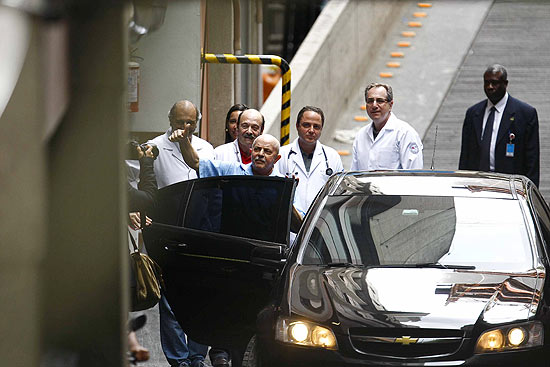 Lula acena ao deixar o Hospital Srio-Libans depois de sete dias de internao
