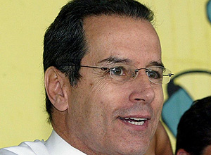 Ex-senador Luiz Estevão assiste treino do time em 2004
