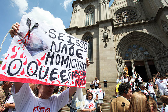 Manifestantes antiaborto protestam na catedral da S; Justia liberou panfletos 