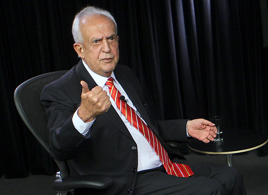 O senador Jarbas Vasconcelos durante entrevista em Brasília