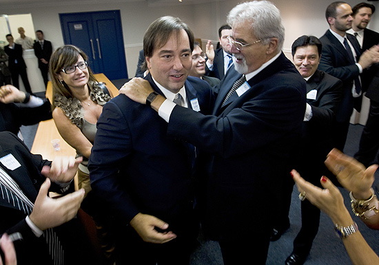 Locke Cavalcanti é abraçado por colegas procuradores no momento em que recebe a notícia de que foi o mais votato