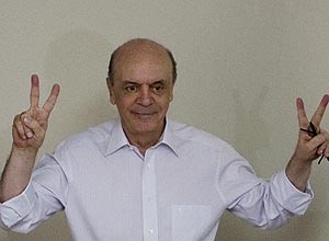 Serra faz gesto da vitria aps votar na prvia do PSDB que o escolheu para candidato  Prefeitura de SP
