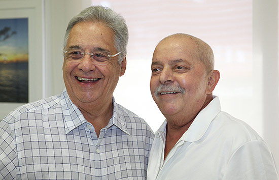 Os ex-presidentes Fernando Henrique Cardoso e Lula durante encontro no Hospital Sírio Libanês