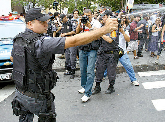 Policial usa gs de pimenta contra manifestantes que protestavam diante do Clube Militar na quinta-feira (29)