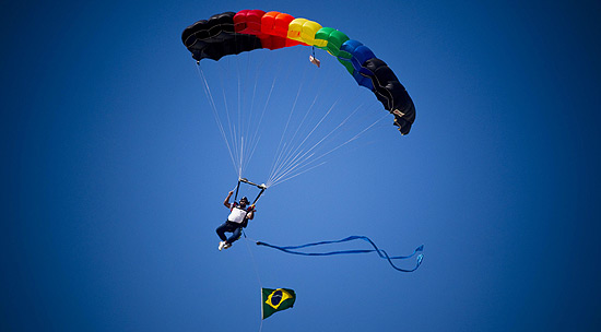 No Rio de Janeiro, paraquedistas saltam com a bandeira do Brasil em comemorao com golpe militar de 1964