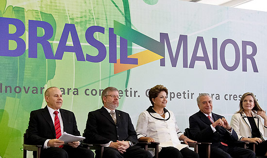 Mantega ao lado de Marco Maia, Dilma, Michel Temer e Gleisi Hoffmann, durante anúncio de medidas de incentivo