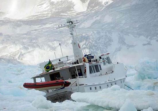 Iate "Mar sem fim" envolvido de gelo na baía Maxwell, na Antártida, antes de resgate da tripulação