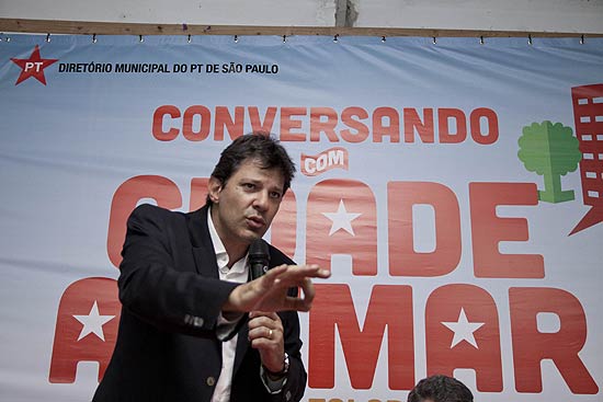 O pré-candidato Fernando Haddad (PT)durante visita à região de Cidade Ademar, na zona sul de SP