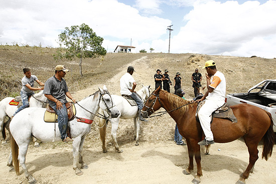 Policiais acompanham retirada de gado em fazenda ocupada, na zona rural de Pau Brasil, sul da Bahia