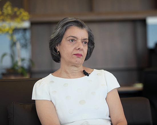 Presidente do TSE, Cármen Lúcia concede entrevista para Folha no seu gabinete em Brasília