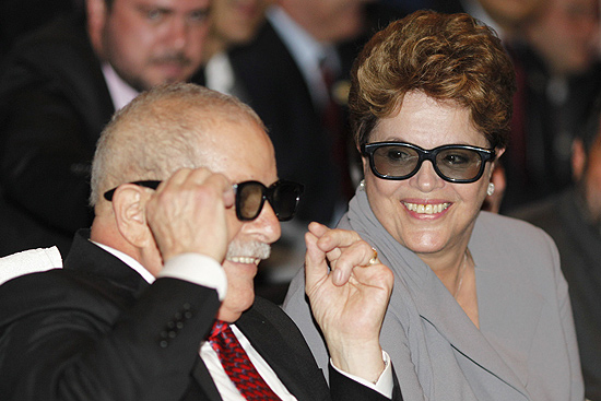 Dilma Rousseff assiste, ao lado de Lula, à estreia do documentário 3D "Pela Primeira Vez", sobre a sua posse