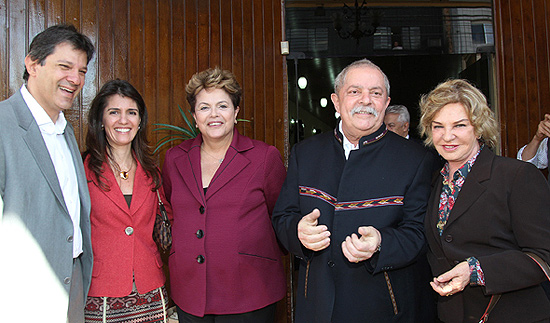 Fernando Haddad, Ana Estela, Dilma, Lula e Marisa Letícia em almoço em São Paulo, que aconteceu em maio deste ano